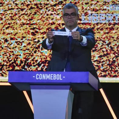  South American Football Confederation (Conmebol) Clubs Competitions director Frederico Nantes (C) shows the name of Brazilian team Internacional next to Paraguayan former footballer Justo Villar (R) and Argentinian football coach and former goalkeeper Nery Pumpido during the Copa Libertadores and Copa Sudamericana draw at the Conmebol headquarters in Luque, Paraguay, on December 17, 2019. (Photo by NORBERTO DUARTE / AFP)Editoria: SPOLocal: LuqueIndexador: NORBERTO DUARTESecao: soccerFonte: AFPFotógrafo: STR<!-- NICAID(14362669) -->