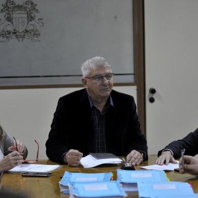  CAXIAS DO SUL, RS, BRASIL, 18/12/2019A Comissão Processante da Câmara de Vereadores votou pela procedência da denúncia de impeachment contra o prefeito Daniel Guerra (Republicanos). O relatório final foi apresentado em coletiva na manhã desta quarta-feira (18), no Legislativo. O parecer foi protocolado ainda na manhã desta quarta-feira para avaliação do presidente da Câmara, Flavio Cassina (PTB), que fará a intimação ao prefeito e após poderá convocar a sessão de julgamento do plenário, que irá votar separadamente os quatro itens (três pela cassação e um arquivamento).(Lucas Amorelli/Agência RBS)