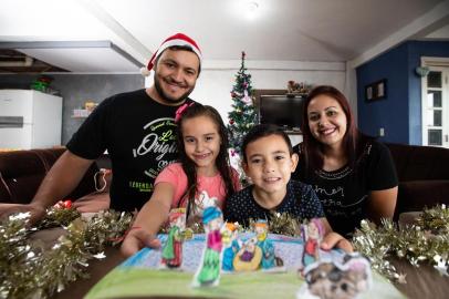  NOVO HAMBURGO, RS, BRASIL - 27/11/2019Como as famílias devem abordar o Natal. Na foto, os pais Daniel e Bárbara com seus filhos<!-- NICAID(14340519) -->