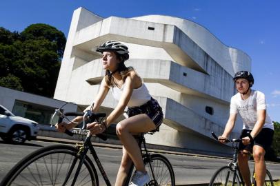  PORTO ALEGRE, RS, BRASIL, 18-12-2019: Os estudantes Julia Provenzi, 20 anos, de jornalismo, e Enzo Berlesi, de relações públicas, na orla do Guaiba, em frente à Fundação Iberê Camargo. Eles costumam se deslocar de bicicleta pela cidade. (Foto: Mateus Bruxel / Agência RBS)Indexador: Mateus Bruxel