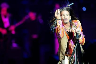 PORTO ALEGRE, RS, BRASIL - Seis anos depois de sua estreia em Porto Alegre, o Aerosmith está de volta. Nesta terça, Steven Tyler (foto), Joe Perry, Brad Whitford, Tom Hamilton e Joey Kramer tocam para cerca de 12 mil pessoas que praticamente esgotaram os ingressos disponíveis menos de 48 horas depois do início das vendas e provavelmente prolongaram ainda mais a carreira de uma das bandas seminais do rocknroll.