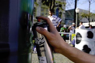 *** Grafiti/Tati 1 ***Com o tema A juventude em primeiro plano, integrantes da Coordenadoria da Juventude, da Secretaria de Segurança Pública e Proteção Social, realizaram, na praça Dante Aliguieri, uma decoração de tonéis para mostrar sua arte à população. Participaram os grupos de grafiteiros Arte-muro e Escritores.