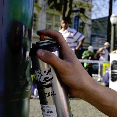 *** Grafiti/Tati 1 ***Com o tema A juventude em primeiro plano, integrantes da Coordenadoria da Juventude, da Secretaria de Segurança Pública e Proteção Social, realizaram, na praça Dante Aliguieri, uma decoração de tonéis para mostrar sua arte à população. Participaram os grupos de grafiteiros Arte-muro e Escritores.