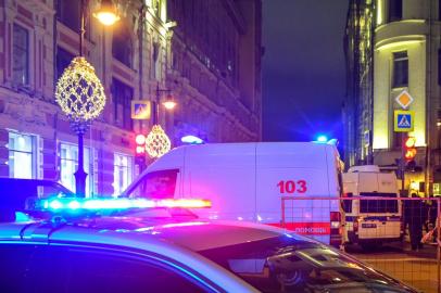 Russian police cars blocks a street next to the FSB security services office in Moscow on December 19, 2019. - A member of the Russian FSB security service was killed on December 19, in a shootout with a gunman in central Moscow, state media said, quoting the FSB. It confirmed that a single gunman had opened fire outside the headquarters of the security service on Lubyanka Square in central Moscow, before he was neutralised by the security services. (Photo by Vasily MAXIMOV / AFP)<!-- NICAID(14364392) -->