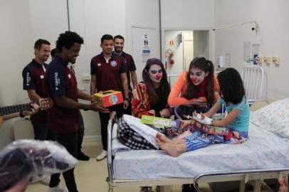 Brincadeiras, descontração, música, presentes, e, claro, muita alegria. Foi assim que as crianças internadas no Hospital Geral iniciaram a manhã desta quinta-feira (19), ao se depararem com jogadores e comissão técnica do Caxias. 