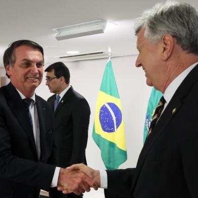 Presidente da República, Jair Bolsonaro durante audiência ao Advogado-Geral da União André Luiz de Almeida e o Senador Luis Carlos Heinze (PP/RS).