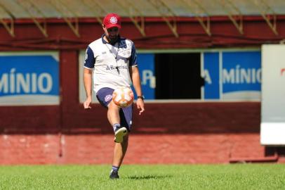  CAXIAS DO SUL, RS, BRASIL, 08/11/2019. Treino do Caxias no estádio Centenário. O Caxias se prepara para o segundo jogo da semifinal da Copa Seu Verari, contra o Pelotas. Na foto, técnico Rafael Lacerda. (Porthus Junior/Agência RBS)Indexador: ANTONIO VALIENTE                