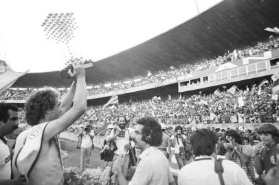 Final do Campeonato Brasileiro de 1979. Inter 2 x 1 Vasco.O Internacional tornou-se tricampeão. Jogador Falcão com a taça de campeão.-CRÉDITO: Armênio Abascal Meireles, Agência RBS, 23/12/1979-#ENVELOPE:138508-