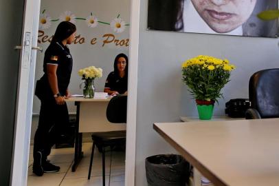  PORTO ALEGRE, RS, BRASIL - 19.12.2019 - Delegacia da Mulher inaugura sala Margaridas, para atendimento de mulheres vítimas de violência. No local, os policiais vão distribuir margaridas às primeiras mulheres que procurarem atendimento. Na imagem: a delegada delegada Tatiana Barreira Bastos, titular da Delegacia Especializada no Atendimento à Mulher. (Foto: Fernando Gomes/Agencia RBS)<!-- NICAID(14364536) -->