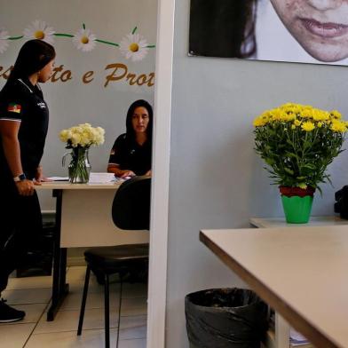  PORTO ALEGRE, RS, BRASIL - 19.12.2019 - Delegacia da Mulher inaugura sala Margaridas, para atendimento de mulheres vítimas de violência. No local, os policiais vão distribuir margaridas às primeiras mulheres que procurarem atendimento. Na imagem: a delegada delegada Tatiana Barreira Bastos, titular da Delegacia Especializada no Atendimento à Mulher. (Foto: Fernando Gomes/Agencia RBS)<!-- NICAID(14364536) -->