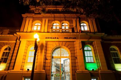 ***EMBARGADO - EDIT SEGURANÇA*** PORTO ALEGRE, RS, BRASIL, 11-09-2019: Quartel General da Brigada Militar iluminado pela causa do Setembro Amarelo (prevenção ao suicídio), na região central. (Foto: Mateus Bruxel / Agência RBS)<!-- NICAID(14248525) -->