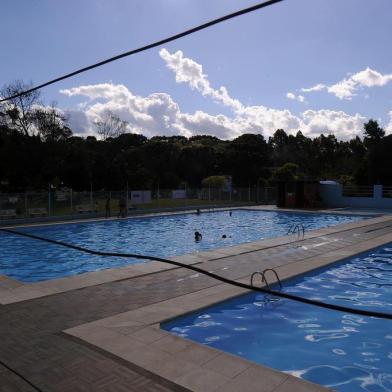  CAXIAS DO SUL, RS, BRASIL, 19/12/2019 - Piscina é uma alternativa para quem fica na cidade durante o verão. NAS FOTOS:  sede campestre do Sindicato dos metalúrgicos. (Marcelo Casagrande/Agência RBS)