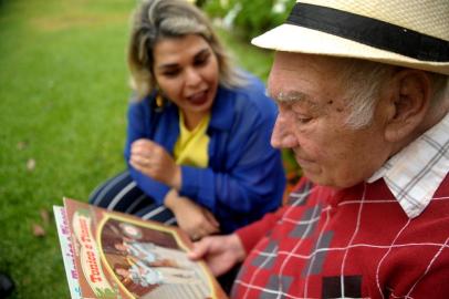  CAXIAS DO SUL, RS, BRASIL, 17/12/2019Senhor Silvino ganha o disco do Tonico e Tinoco de natal.(Lucas Amorelli/Agência RBS)