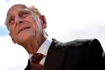  (FILES) This file photo taken on June 06, 2015 shows Britain's Prince Philip, Duke of Edinburgh arriving ahead of the racing on the second day of the Epsom Derby Festival in Surrey, southern England.The Duke of Edinburgh, who is 95, will no longer carry out public engagements from the autumn of this year, Buckingham Palace has announced on May 4, 2017. / AFP PHOTO / BEN STANSALLEditoria: HUMLocal: EpsomIndexador: BEN STANSALLSecao: peopleFonte: AFPFotógrafo: STF