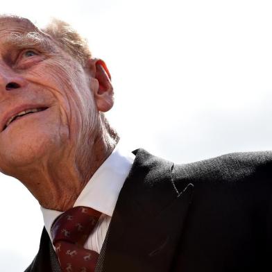  (FILES) This file photo taken on June 06, 2015 shows Britain's Prince Philip, Duke of Edinburgh arriving ahead of the racing on the second day of the Epsom Derby Festival in Surrey, southern England.The Duke of Edinburgh, who is 95, will no longer carry out public engagements from the autumn of this year, Buckingham Palace has announced on May 4, 2017. / AFP PHOTO / BEN STANSALLEditoria: HUMLocal: EpsomIndexador: BEN STANSALLSecao: peopleFonte: AFPFotógrafo: STF