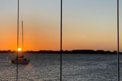 Foto do pôr do sol no restaurante 360, na orla do Guaíba, em Porto Alegre (RS).<!-- NICAID(14365146) -->