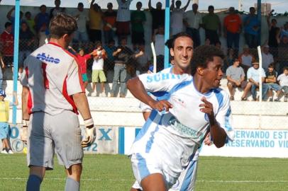 Na foto, João Paulo, do Glória, comera seu gol e a vitória do time contra o Guarany-BA, no domingo em Vacaria. Fonte: Especial