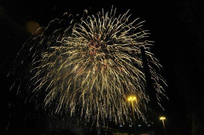 Fogos de artifício iluminam o céu de Porto Alegre<!-- NICAID(7817523) -->