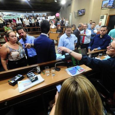  CAXIAS DO SUL, RS, BRASIL, 20/12/2019. Sessão de julgamento do processo de impeachmet do prefeito Daniel Guerra (Republicanos). Votação do impeachment. (Porthus Juior/Agêcia RBS)