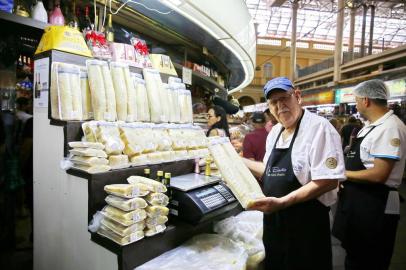  PORTO ALEGRE, RS, BRASIL 21/12/2019 - Movimentação de quem deixou os presentes para a última hora e da preparação para a ceia. (FOTO: ROBINSON ESTRÁSULAS/AGÊNCIA RBS)<!-- NICAID(14367010) -->