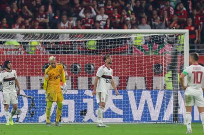  Flamengos players react after conceding during the 2019 FIFA Club World Cup Final football match between Englands Liverpool and Brazils Flamengo at the Khalifa International Stadium in the Qatari capital Doha on December 21, 2019. (Photo by KARIM JAAFAR / AFP)Editoria: SPOLocal: DohaIndexador: KARIM JAAFARSecao: soccerFonte: AFPFotógrafo: STR