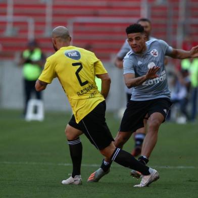 DAlessandro promove a 6ª edição do Lance de Craque no Estádio do Inter, no Beira-Rio. Times Solidariedade x Esperança. No lance, Taison.