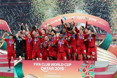 Liverpools players lift the trophy following the 2019 FIFA Club World Cup Final football match between Englands Liverpool and Brazils Flamengo at the Khalifa International Stadium in the Qatari capital Doha on December 21, 2019. (Photo by KARIM JAAFAR / AFP)