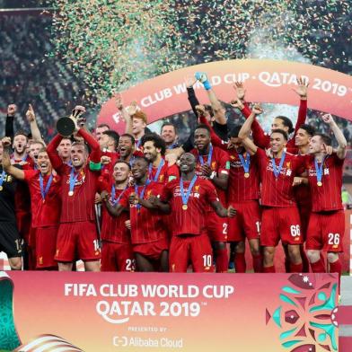 Liverpools players lift the trophy following the 2019 FIFA Club World Cup Final football match between Englands Liverpool and Brazils Flamengo at the Khalifa International Stadium in the Qatari capital Doha on December 21, 2019. (Photo by KARIM JAAFAR / AFP)