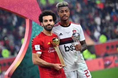  Liverpools Egyptian midfielder Mohamed Salah (L) receives the Golden Ball award and Flamengos forward Bruno Henrique receives the Silver Ball award following the 2019 FIFA Club World Cup Final football match between Englands Liverpool and Brazils Flamengo at the Khalifa International Stadium in the Qatari capital Doha on December 21, 2019. (Photo by Giuseppe CACACE / AFP)Editoria: SPOLocal: DohaIndexador: GIUSEPPE CACACESecao: soccerFonte: AFPFotógrafo: STF