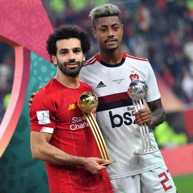  Liverpools Egyptian midfielder Mohamed Salah (L) receives the Golden Ball award and Flamengos forward Bruno Henrique receives the Silver Ball award following the 2019 FIFA Club World Cup Final football match between Englands Liverpool and Brazils Flamengo at the Khalifa International Stadium in the Qatari capital Doha on December 21, 2019. (Photo by Giuseppe CACACE / AFP)Editoria: SPOLocal: DohaIndexador: GIUSEPPE CACACESecao: soccerFonte: AFPFotógrafo: STF