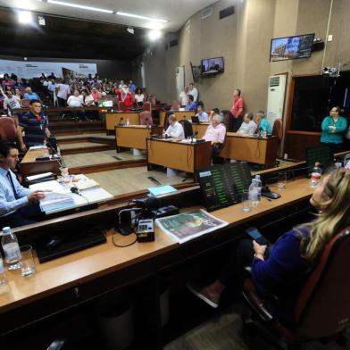  CAXIAS DO SUL, RS, BRASIL, 21/12/2019. Sessão de julgamento do processo de impeachmet do prefeito Daniel Guerra (Republicanos). Votação do impeachment. Segundo dia de leitura dos oito volumes do processo. Um Papai Noel entrou no Plenário. (Porthus Junior/Agência RBS)