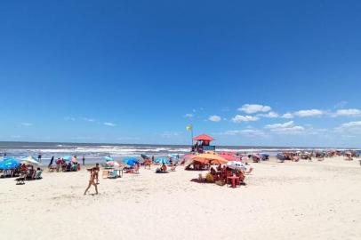 O  sol brilha forte e faz calor no litoral norte no primeiro dia de verão. No começo da tarde deste domingo fazia 26 graus e, à noite, deve fazer 20 em capão da canoa.<!-- NICAID(14367531) -->