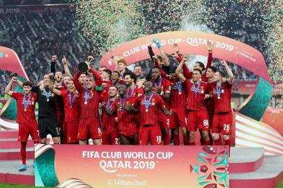 Liverpools players lift the trophy following the 2019 FIFA Club World Cup Final football match between Englands Liverpool and Brazils Flamengo at the Khalifa International Stadium in the Qatari capital Doha on December 21, 2019. (Photo by KARIM JAAFAR / AFP)