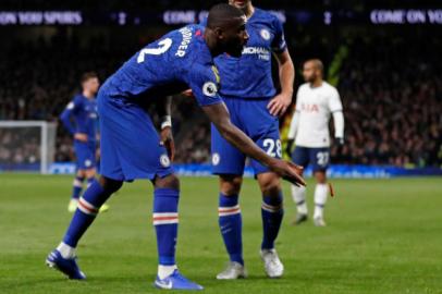  Chelseas German defender Antonio Rudiger throws an object off the playing surface during the English Premier League football match between Tottenham Hotspur and Chelsea at Tottenham Hotspur Stadium in London, on December 22, 2019. (Photo by Adrian DENNIS / AFP) / RESTRICTED TO EDITORIAL USE. No use with unauthorized audio, video, data, fixture lists, club/league logos or live services. Online in-match use limited to 120 images. An additional 40 images may be used in extra time. No video emulation. Social media in-match use limited to 120 images. An additional 40 images may be used in extra time. No use in betting publications, games or single club/league/player publications. / Editoria: SPOLocal: LondonIndexador: ADRIAN DENNISSecao: soccerFonte: AFPFotógrafo: STF<!-- NICAID(14367825) -->