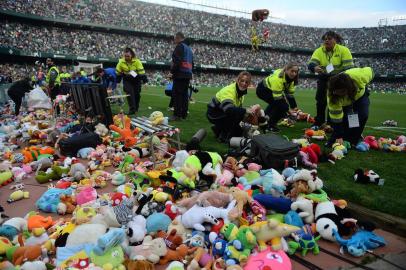  Staff members collect stuffed animals thrown by supporters for charity during the half-time break of the Spanish league football match Real Betis against Club Atletico de Madrid at the Benito Villamarin stadium in Seville on December 22, 2019. (Photo by CRISTINA QUICLER / AFP)Editoria: SPOLocal: SevilleIndexador: CRISTINA QUICLERSecao: soccerFonte: AFPFotógrafo: STR<!-- NICAID(14367849) -->