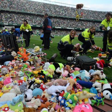  Staff members collect stuffed animals thrown by supporters for charity during the half-time break of the Spanish league football match Real Betis against Club Atletico de Madrid at the Benito Villamarin stadium in Seville on December 22, 2019. (Photo by CRISTINA QUICLER / AFP)Editoria: SPOLocal: SevilleIndexador: CRISTINA QUICLERSecao: soccerFonte: AFPFotógrafo: STR<!-- NICAID(14367849) -->