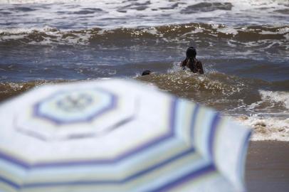  CAPÃO DA CANOA, RS, BRASIL, 22-12-2019: Domingo de início de veraneio na praia de Capão da Canoa, dias antes do natal, marcado por tempo bom e veranistas na praia (FOTO FÉLIX ZUCCO/AGÊNCIA RBS, Editoria SuaVida).