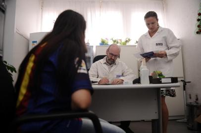  CAXIAS DO SUL, RS, BRASIL (13/12/2019)Projeto piloto atende população carcerária feminina de Caxias. A ideia é a inclusão dessas mulheres na assistência e no rastreio do câncer.  Médico - Fernando Vivan Enfermeira - Roseane Wagner dos Reis (Antonio Valiente/Agência RBS)