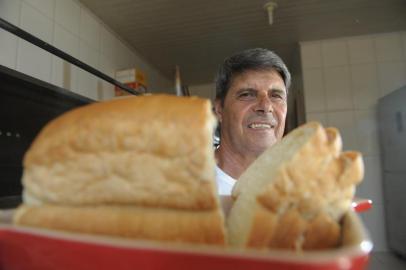  ARROIO DO SAL, RS, BRASIL, 12/12/2019o Padeiro Sadi da Silva dos Santos, resgatou uma antiga receita de sua sogra  e é muito conhecido no verão pelos pães caseiros Vó Irma.(Lucas Amorelli/Agência RBS)