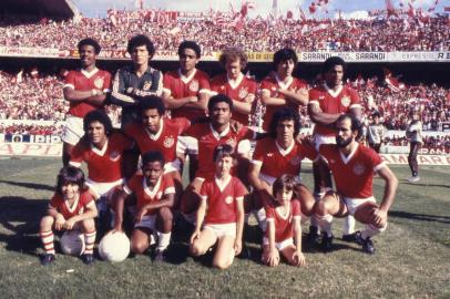  Foto posada do time do Inter na final do campeonato brasileiro de 1979. Jogadores: Jair, Marcelo Feijó, Valdomiro, Batista, José Favile Neto, Leão, Cláudio Mineiro, Enio Andrade, Mauro, Falcão, Benitez.#Fotógrafo: Juan Carlos Gomes#Envelope: 138511#Pasta: 533142#Caixa: 679 