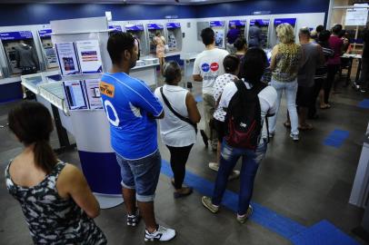  PORTO ALEGRE, RS, BRASIL, 10-03-2017. Primeiro dia de saque das contas inativas do FGTS nas agências da Caixa Economica Federal. (RONALDO BERNARDI/AGÊNCIA RBS)<!-- NICAID(12782713) -->