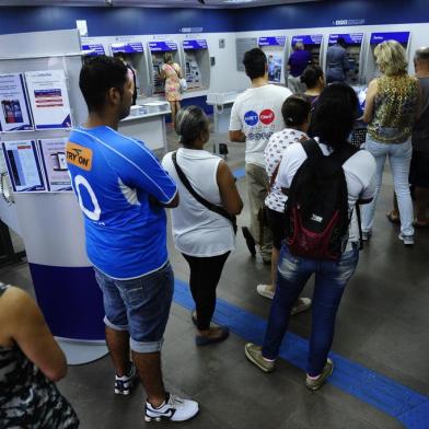  PORTO ALEGRE, RS, BRASIL, 10-03-2017. Primeiro dia de saque das contas inativas do FGTS nas agências da Caixa Economica Federal. (RONALDO BERNARDI/AGÊNCIA RBS)<!-- NICAID(12782713) -->