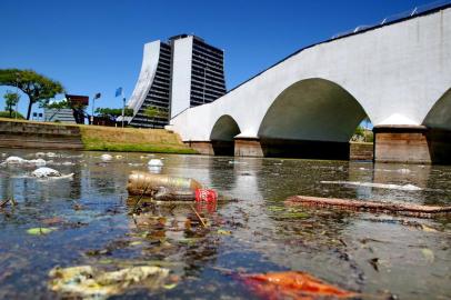  PORTO ALEGRE-RS- BRASIL- 23/12/2019- Lago da Ponte de Pedra está cheio de lixo,  usuários jogam na água,  sacos plásticos, garrafas pets e embalagens de salgadinhos.  FOTO FERNANDO GOMES/ ZERO HORA.