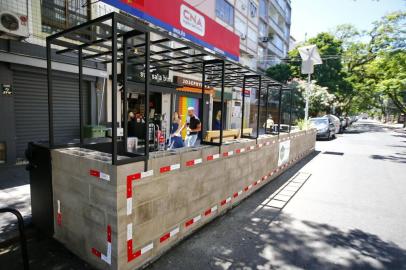  PORTO ALEGRE, RS, BRASIL, 23-12-2019: Novo parklet instalado na rua General João Telles, em frente ao Sim Sala Bim e Josephynas (FOTO FÉLIX ZUCCO/AGÊNCIA RBS, Editoria de Porto Alegre).