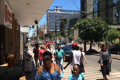 Faltando três dias para o Natal, o comércio de Caxias do Sul registra movimento intenso nesta segunda-feira (23). No Centro da cidade, centenas de pessoas aproveitam o dia de sol para garantir os presentes, lotando lojas de diversos segmentos.