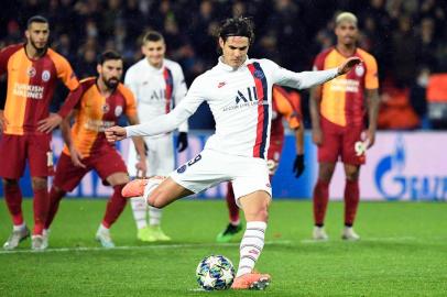  (FILES) In this file photo taken on December 11, 2019 Paris Saint-Germains Uruguayan forward Edinson Cavani shots and scores from the penalty spot during the UEFA Champions League Group A football match between Paris Saint-Germain (PSG) and Galatasaray at the Parc des Princes stadium in Paris on December 11, 2019. - PSG striker Edinson Cavani is poised to move to Atletico Madrid in a transfer deal which could be inked in the coming days, the Marca sports daily reported on December 23, 2019.Rumours of a possible move from Paris Saint-Germain have been on the cards for months, but may be imminent, given the Uruguayan forwards frustration at being left on the bench, the Spanish paper said. (Photo by Bertrand GUAY / AFP)Editoria: SPOLocal: ParisIndexador: BERTRAND GUAYSecao: soccerFonte: AFPFotógrafo: STF<!-- NICAID(14368685) -->