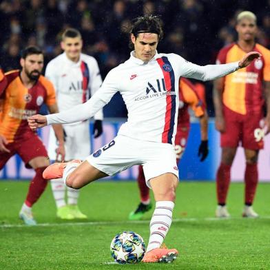  (FILES) In this file photo taken on December 11, 2019 Paris Saint-Germains Uruguayan forward Edinson Cavani shots and scores from the penalty spot during the UEFA Champions League Group A football match between Paris Saint-Germain (PSG) and Galatasaray at the Parc des Princes stadium in Paris on December 11, 2019. - PSG striker Edinson Cavani is poised to move to Atletico Madrid in a transfer deal which could be inked in the coming days, the Marca sports daily reported on December 23, 2019.Rumours of a possible move from Paris Saint-Germain have been on the cards for months, but may be imminent, given the Uruguayan forwards frustration at being left on the bench, the Spanish paper said. (Photo by Bertrand GUAY / AFP)Editoria: SPOLocal: ParisIndexador: BERTRAND GUAYSecao: soccerFonte: AFPFotógrafo: STF<!-- NICAID(14368685) -->