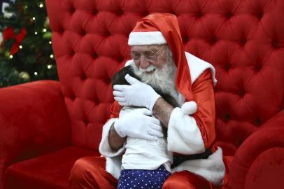  PORTO ALEGRE, RS, BRASIL, 03/12/2019. Na foto: Clóvis Augusto Cantoni, Papai Noel do Shopping Total.Indexador: ISADORA NEUMANN