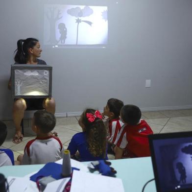  SÃO LEOPOLDO,  RS, BRASIL, 09/12/2019- Inovação sobre Tecnologia para a educação. Fotos na escola de educação infantil Casa da Vó, em São Leopoldo. Nas imagens, Alexandra Schuch, professora da Escola de Educação Infantil Casa da Vó; e Glauber Carvalho, diretor da startup Impare. (FOTOGRAFO:ISADORA NEUMANN / AGENCIA RBS)Indexador: ISADORA NEUMANN