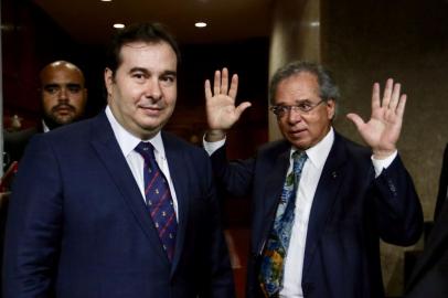  O presidente da Câmara, Rodrigo Maia e o ministro da Economia, Paulo Guedes, após reunião no Ministério.